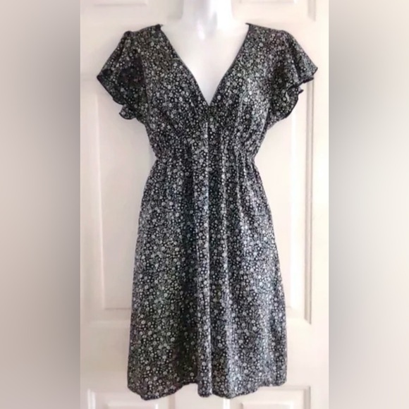 anna be Dresses & Skirts - EUC floral V neck ruffle sleeve dress